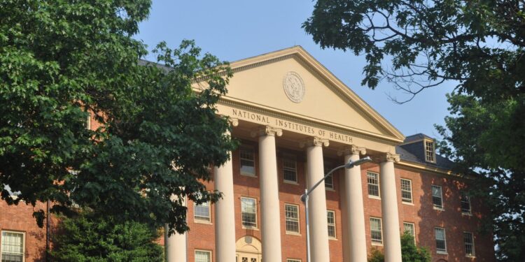Los NIH especifican cómo los revisores de subvenciones deben garantizar la alineación con las prioridades de Trump